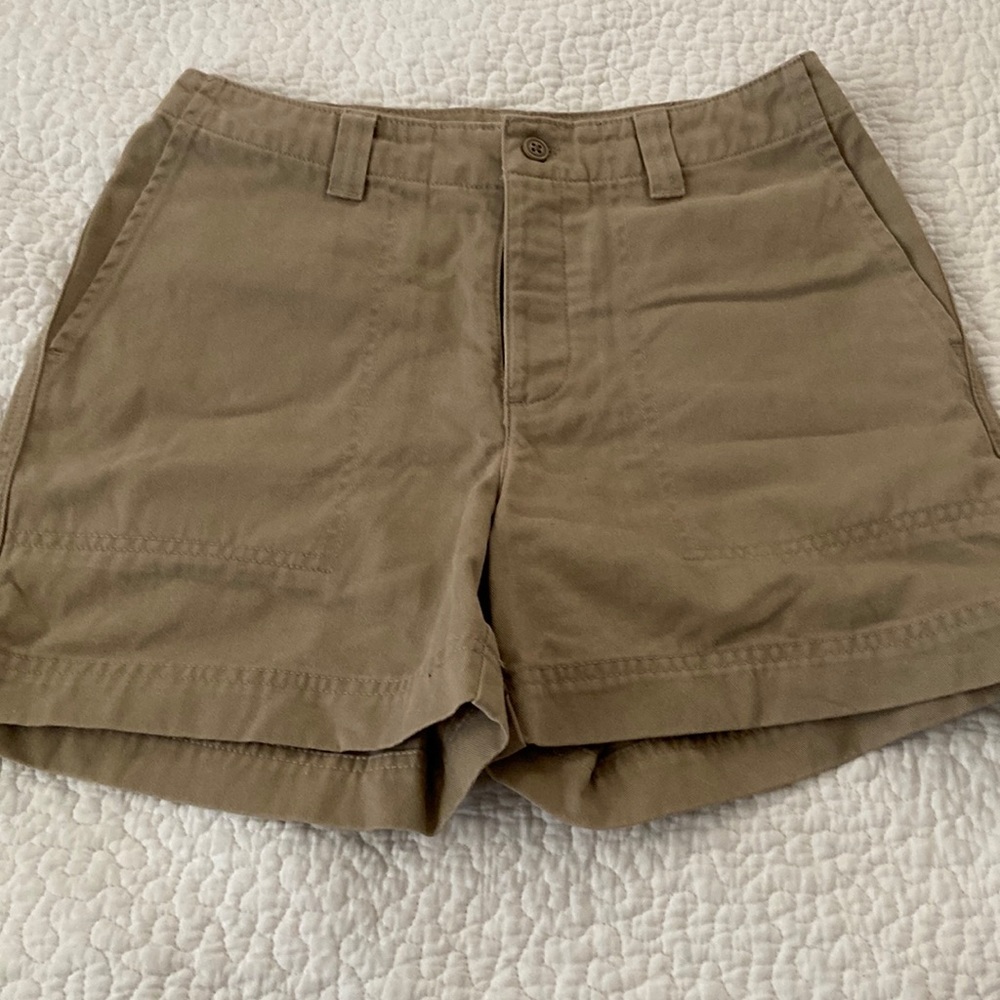 VTG gap women's size 4 kaki shorts with pockets, button fly
